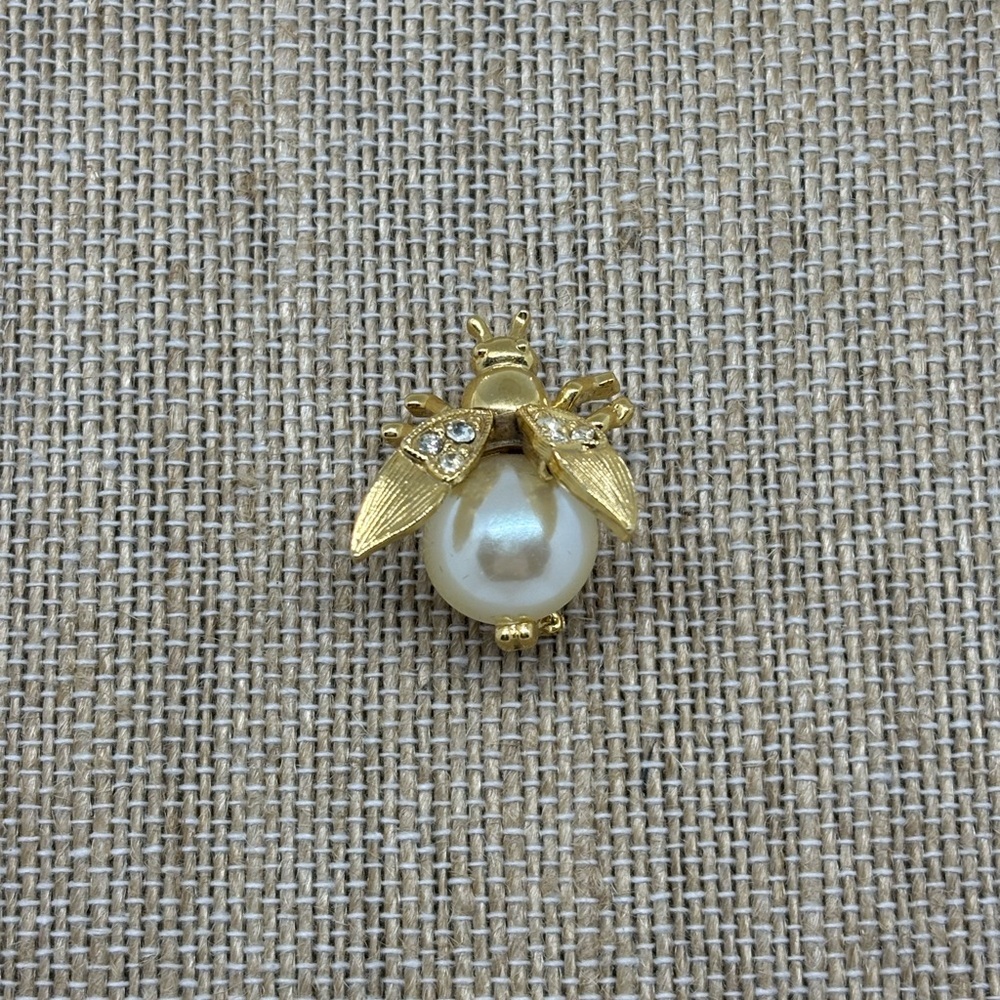 Vintage Bee Brooch – Goldtone Faux Pearl Crystal Insect Pin – with movable wings - Picture 5 of 8